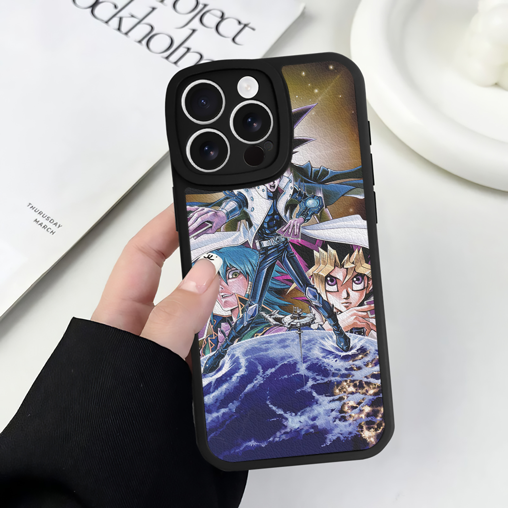 （画像用） 遊☆戯☆王 Yu-Gi-Oh! 【iPhone 16シリーズ対応】シリコンスマホケース（レザー調） 材質：シリコン